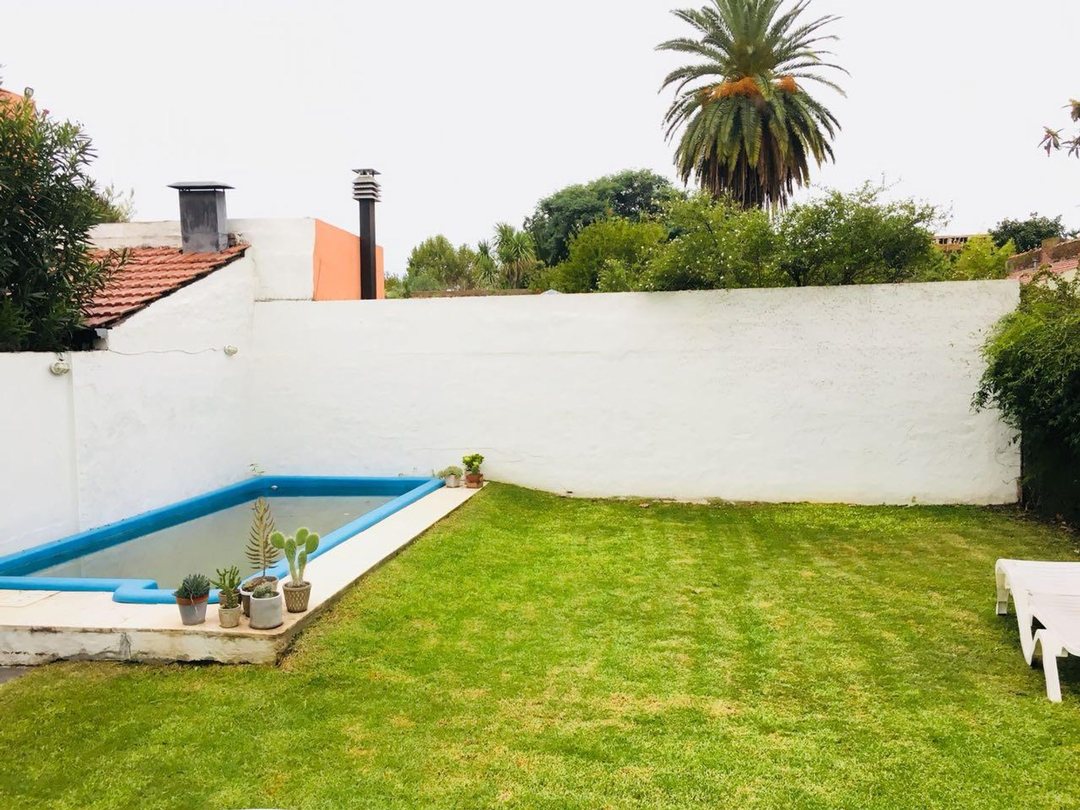 Casa 4 ambientes con jardín y pileta Ituzaingó