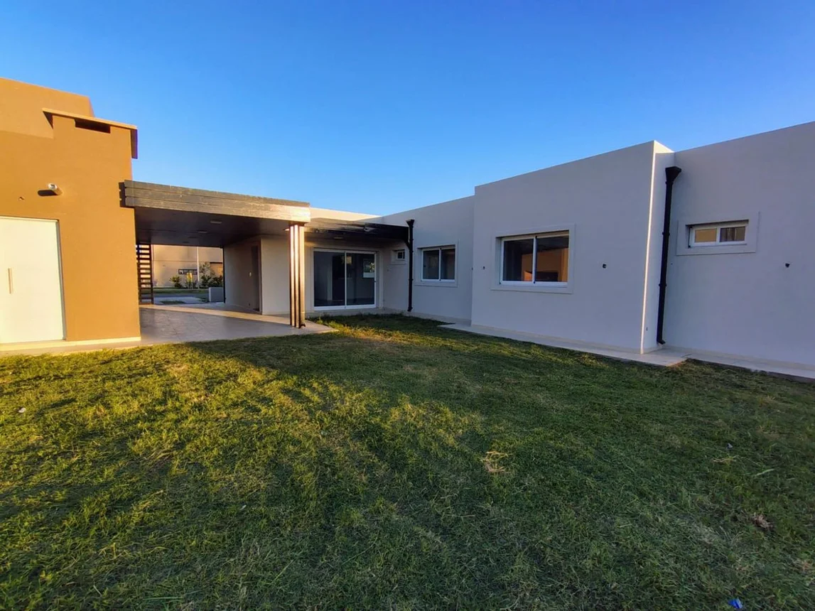 Casa de 3 ambientes en venta en Funes, Necochea 3100