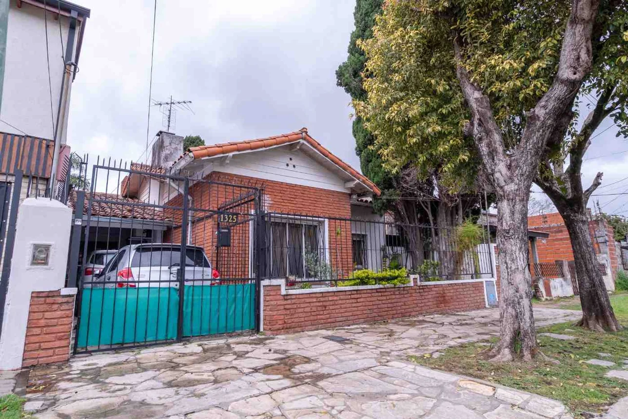 Casa de 4 ambientes en venta en Don Torcuato, España 1300