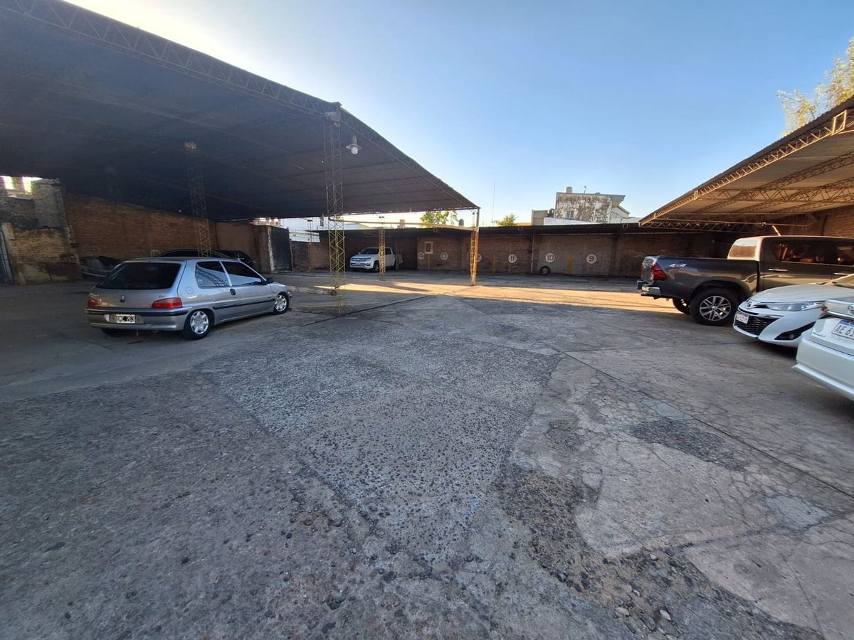 Venta complejo de cocheras y dpto