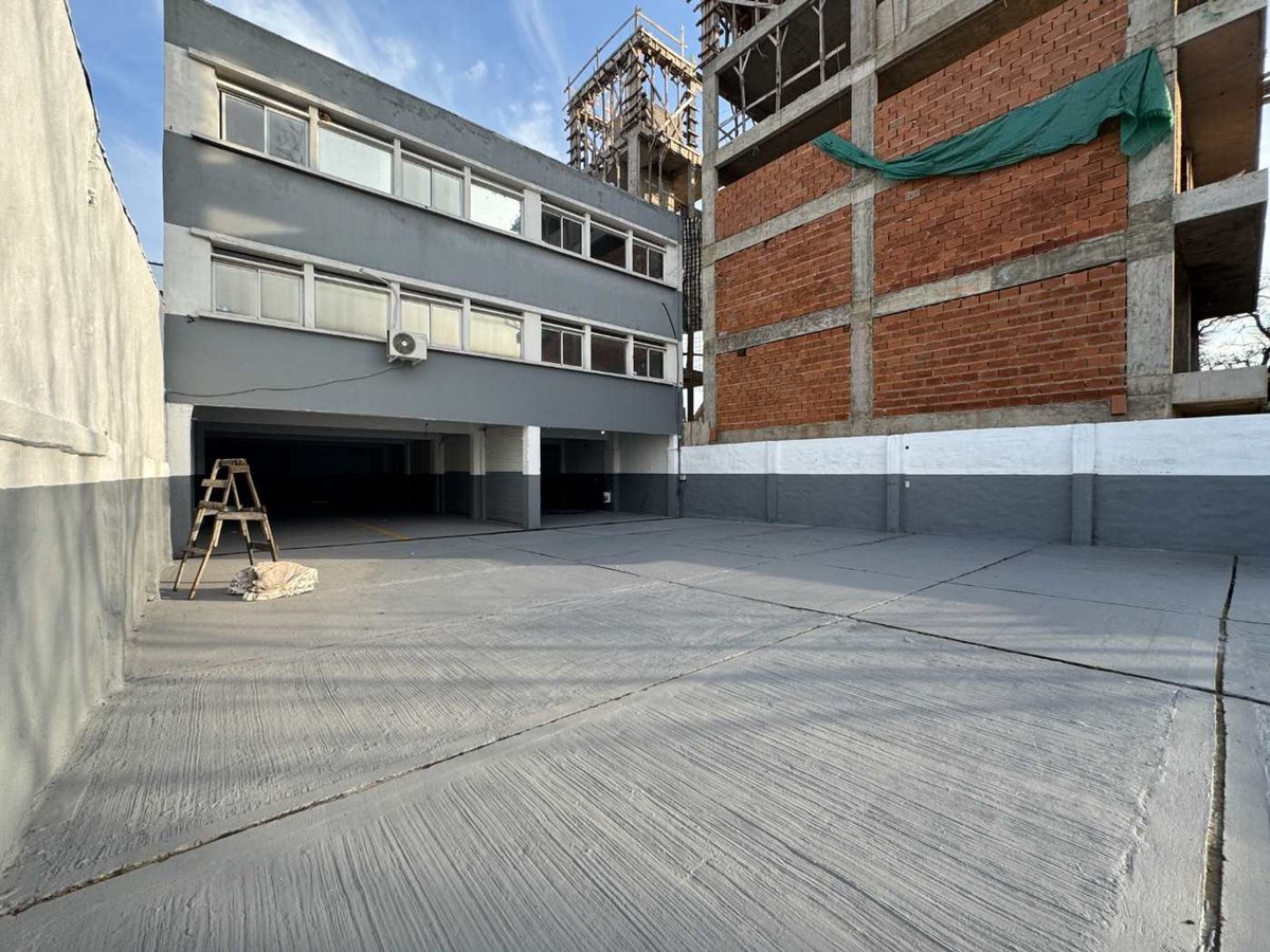 Foto 2 — VENTA EDIFICIO COMERCIAL ESTRENAR COCHERAS MERLO