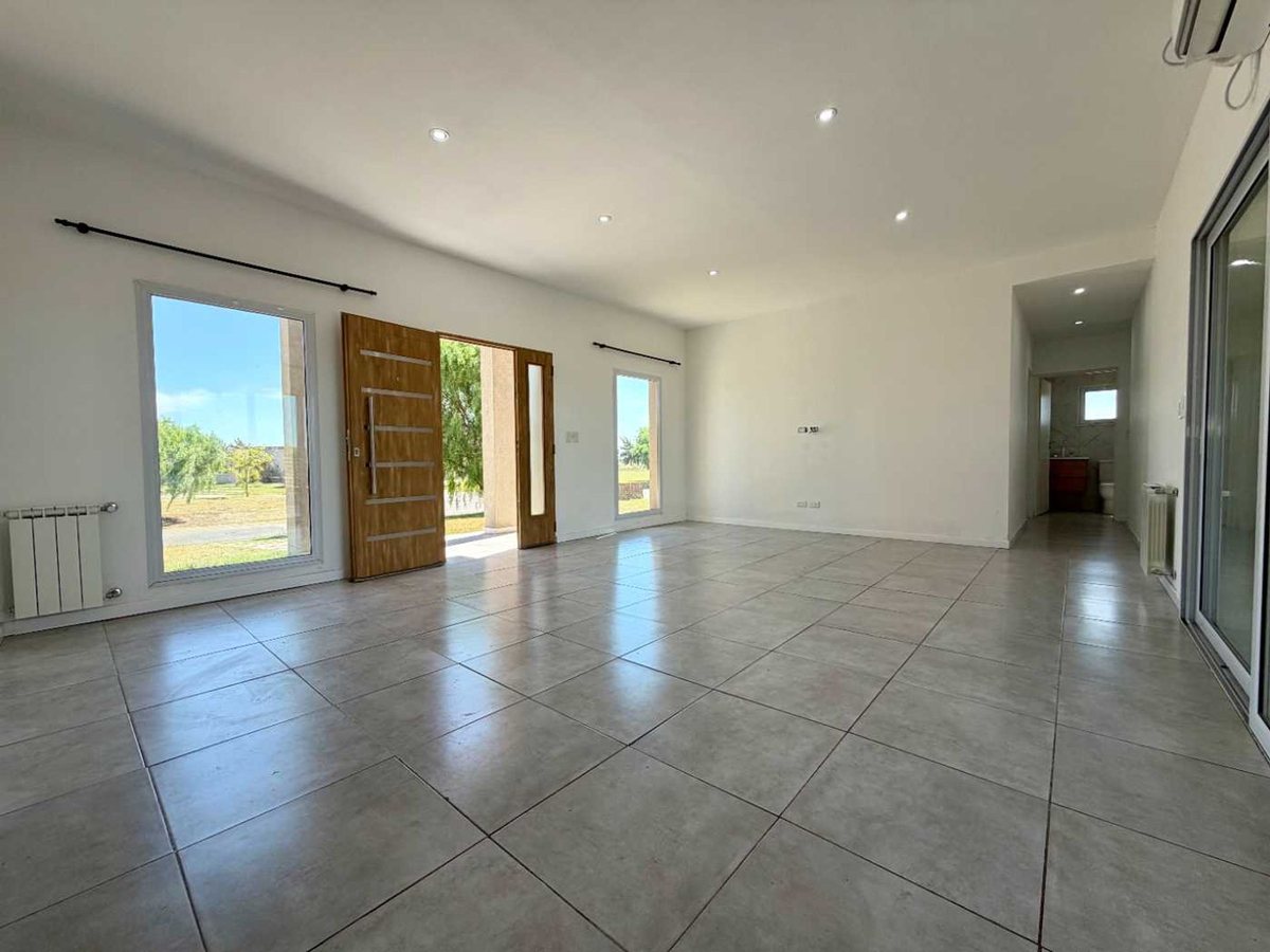 Foto 3 — VENTA CASA 4 AMBIENTES CON PILETA EN SAN SEBASTIAN