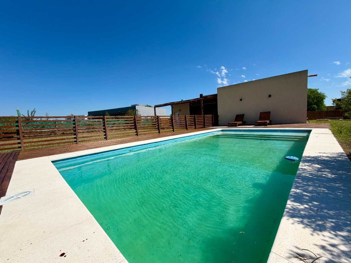 Foto 2 — VENTA CASA 4 AMBIENTES CON PILETA EN SAN SEBASTIAN
