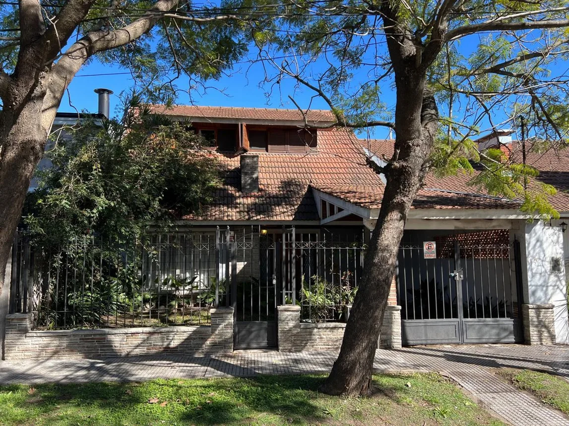 Casa de 4 ambientes en venta en Adrogué, Jorge de Kay 0