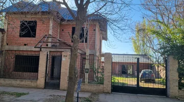 SE VENDE CASA A TERMINAR CON QUINCHO EN CENTENARIO