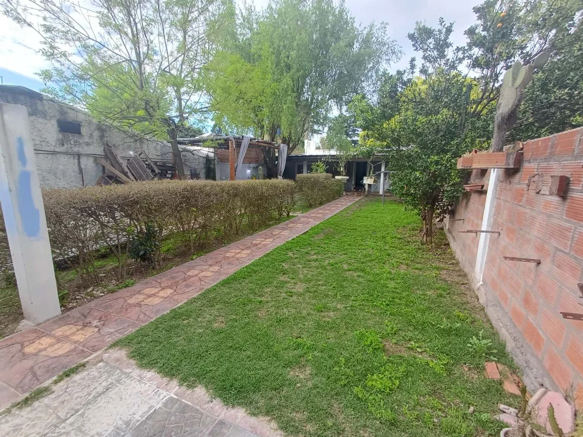 Casa de 5 ambientes en venta en Presidente Derqui, Paraguay 1400