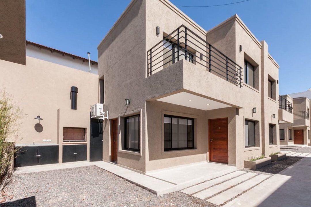 DEPARTAMENTOS EN 2 PLANTAS CON COCHERA Y PARRILLA