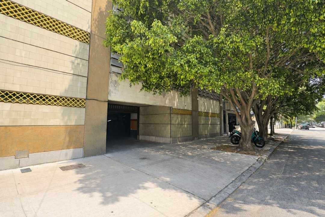 VENTA COCHERA FIJA CON SEGURIDAD 24HS