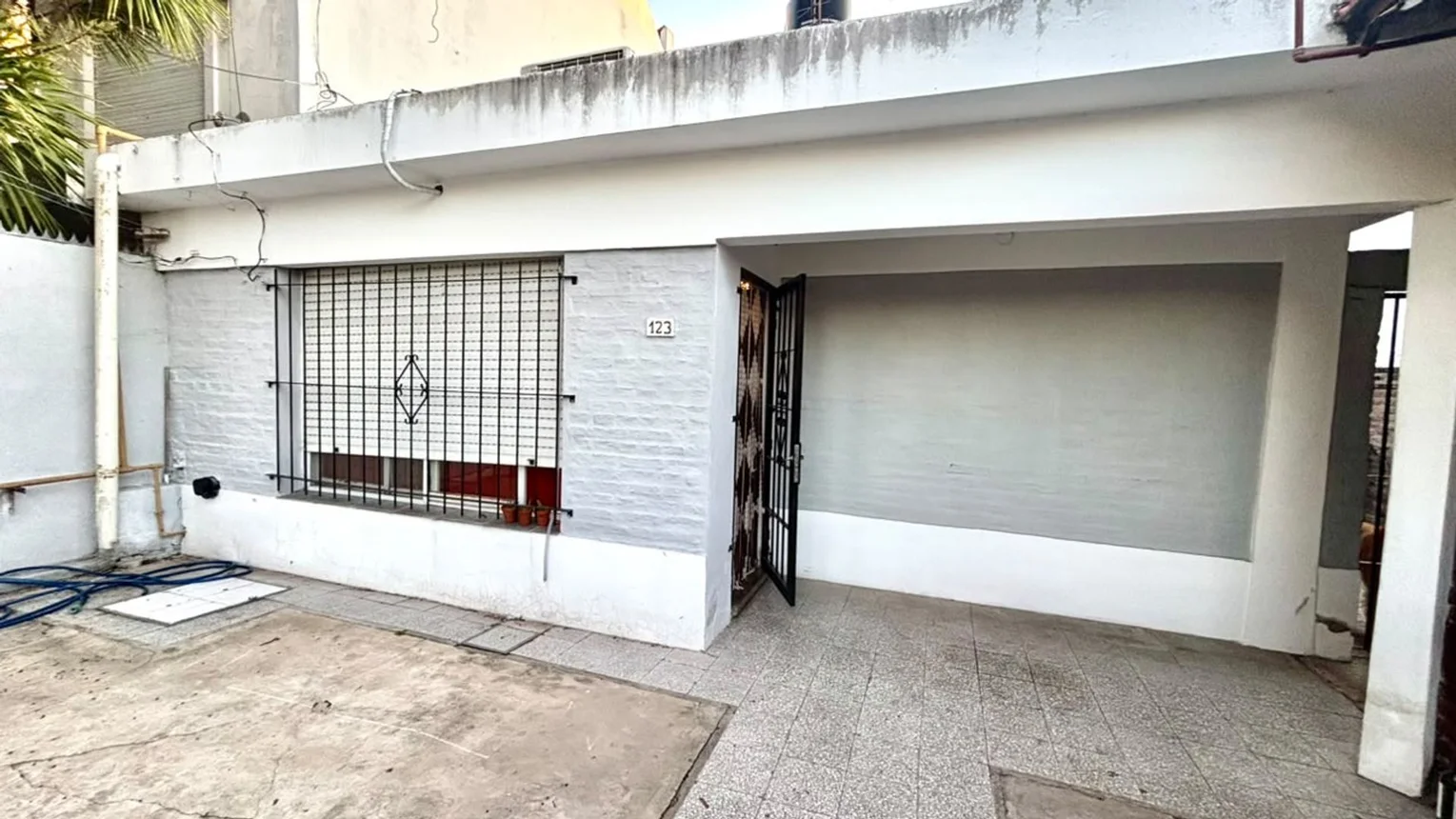 Casa de 5 ambientes en venta en Berazategui, Calle 104 100
