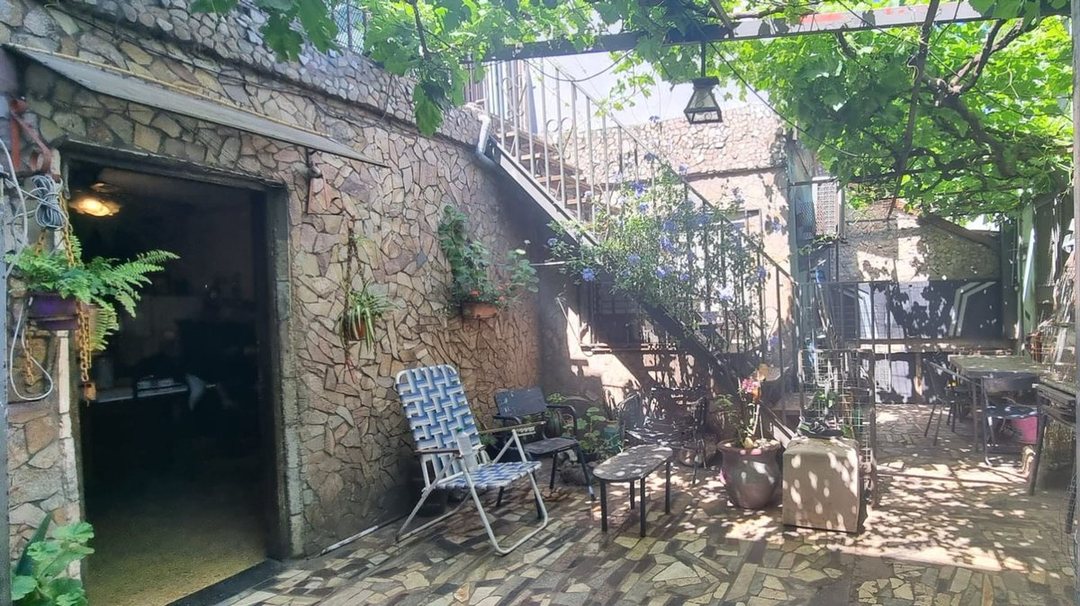VENTA CASA 2 FAMILIAS + GALPON AL FRENTE