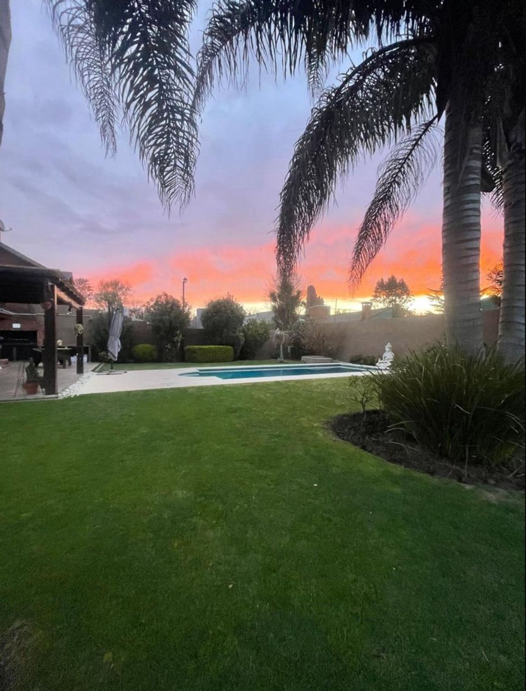 VENTA- CASA CON PARQUE QUINCHO Y PILETA -DEL VISO.