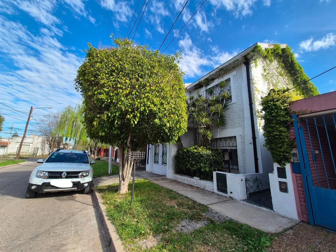Casa de 6 ambientes en venta en Adrogué, Combate de Juncal 1000