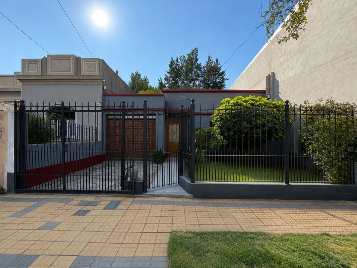Casa de 3 ambientes en venta en Remedios de Escalada, Roma 2500