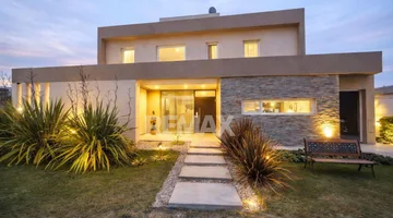 VENTA CASA 3 HABITACIONES °B CERRADO COSTA RIO