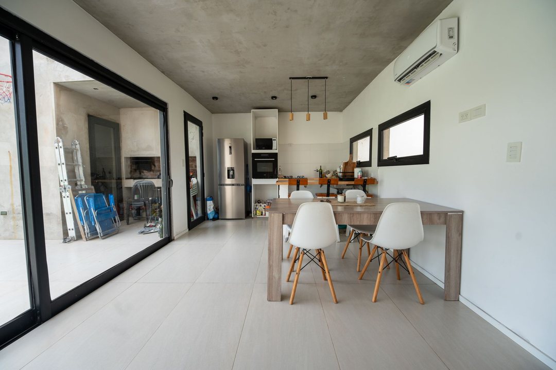 CASA EN VENTA LA PLATA BARRIO OMBÚ  2 DORMITORIOS