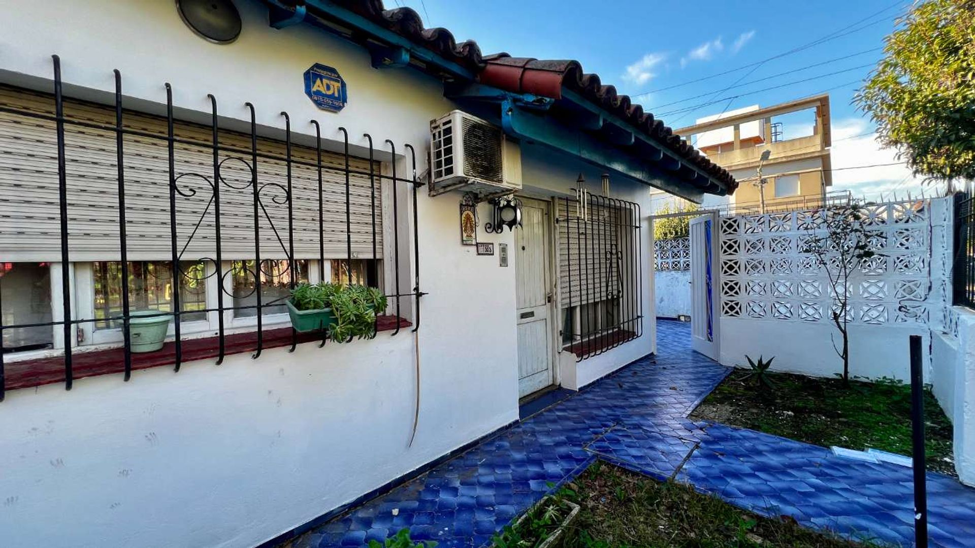 CASA 3 AMBIENTES EN VENTA LONGCHAMPS + DEPTO APTO