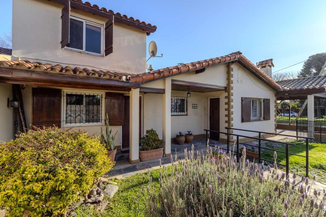 CASA 6 AMB EN VENTA CON PILETA Y PARRILLA C. EVITA