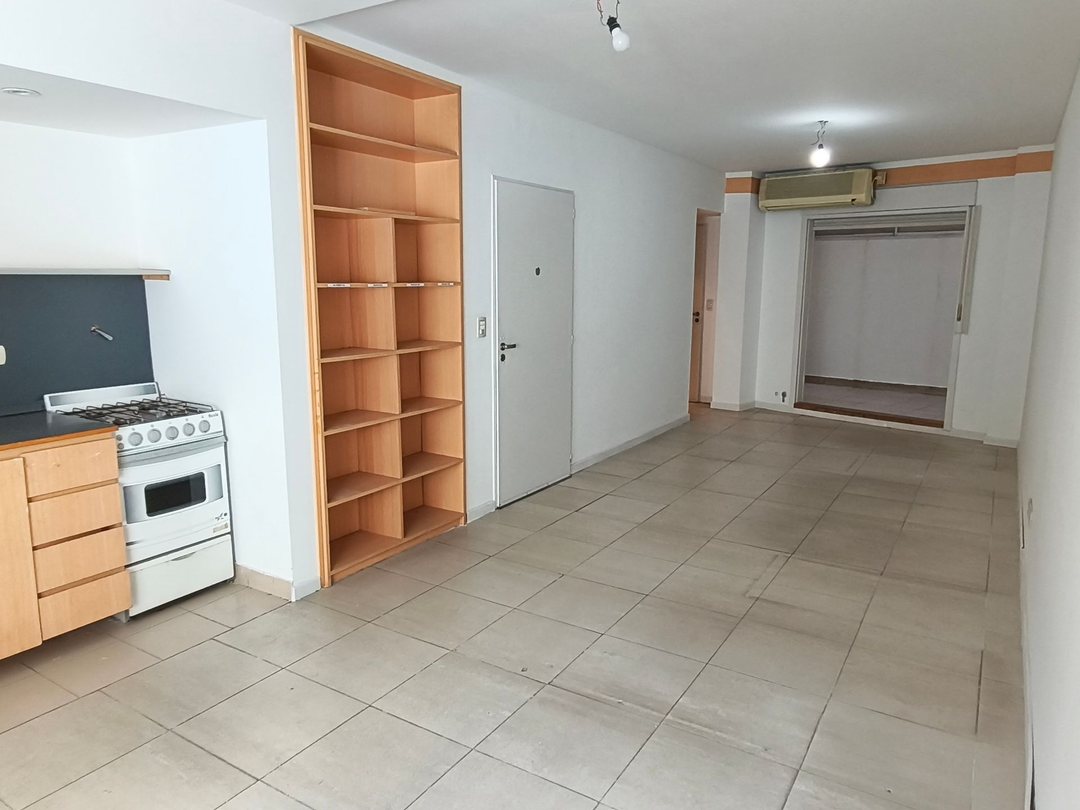 Amplio monoambiente con patio - Apto Profesional