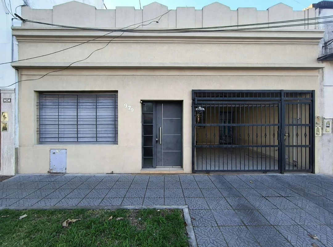 VENTA CASA 4 AMBIENTES CON COCHERA Y LOCALES