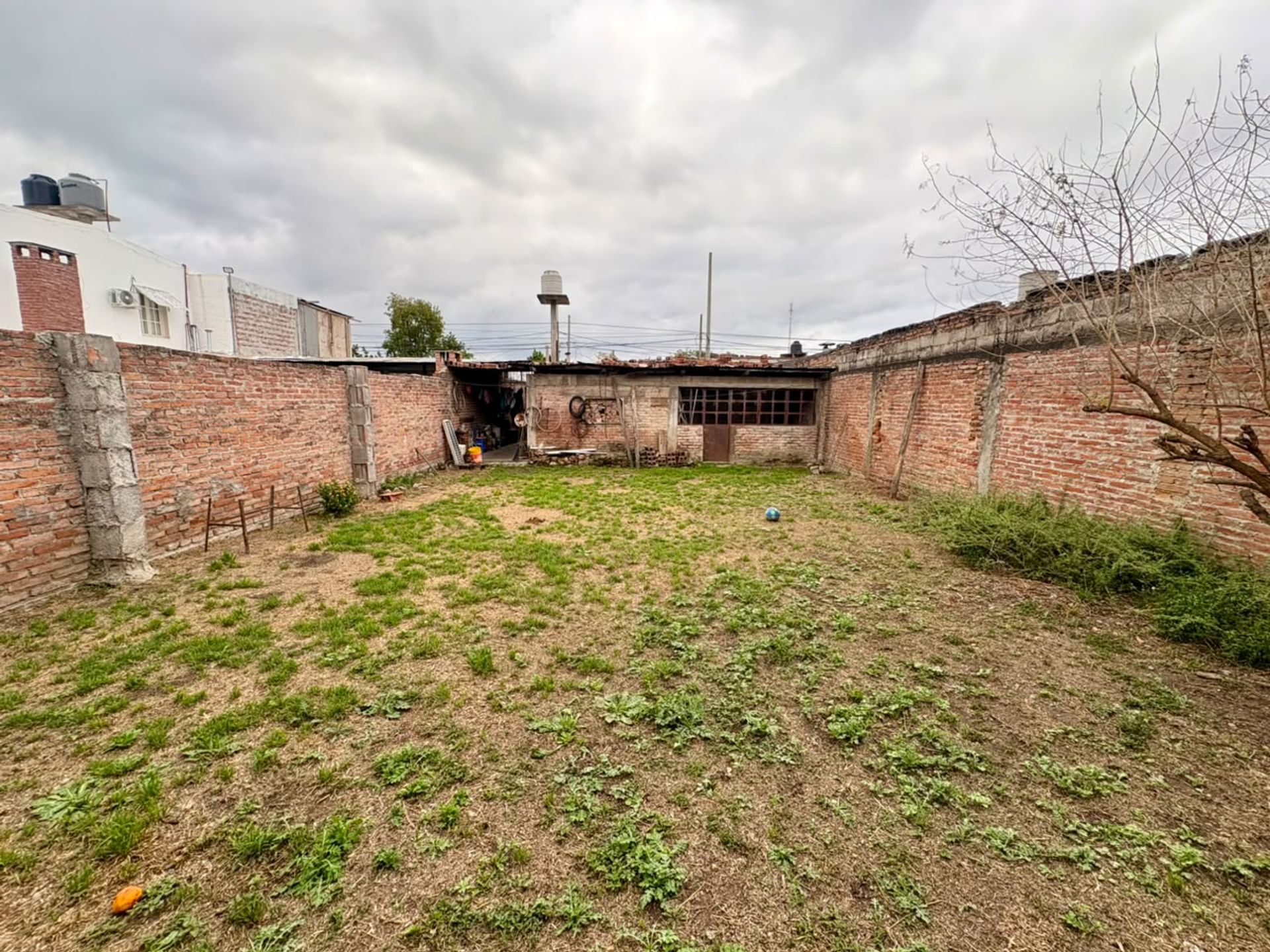 VENTA CASA EN ZONA OESTE 2 DORM TERRENO 350M2 — foto 2