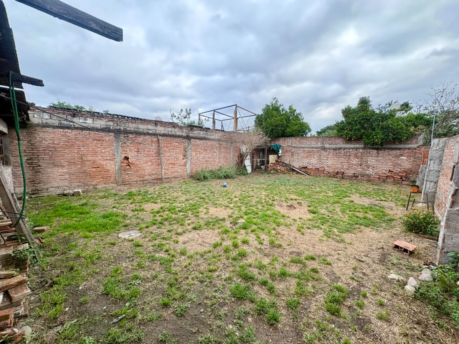 VENTA CASA EN ZONA OESTE 2 DORM TERRENO 350M2 — foto 4
