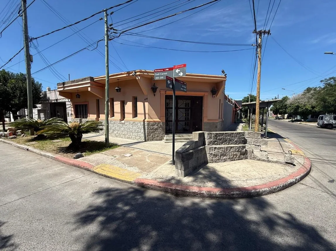 Casa de 3 ambientes en venta en Castelar, Sadi Carnot 200