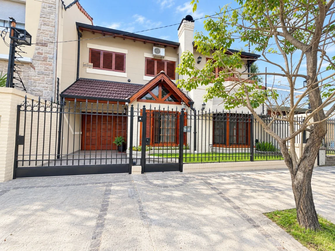 Casa de 5 ambientes en venta en Villa Sarmiento, Fred Aden 400, foto 2