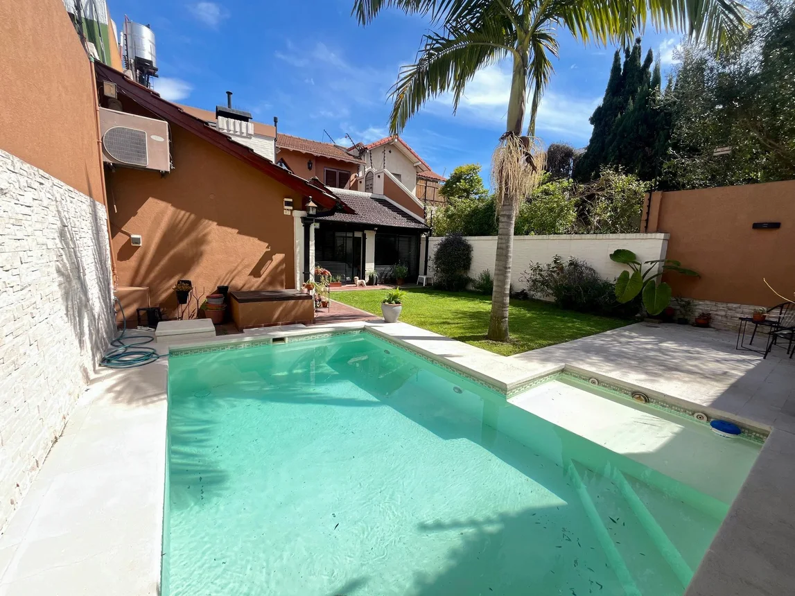 Casa de 5 ambientes en venta en Villa Sarmiento, Fred Aden 400