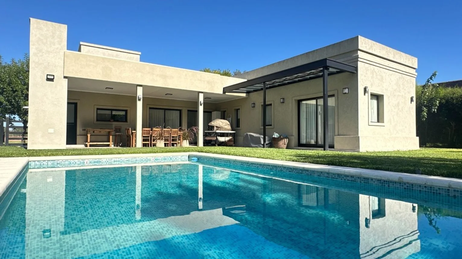 Casa de 4 ambientes en venta en Tristán Suárez, Blas Parera 2900