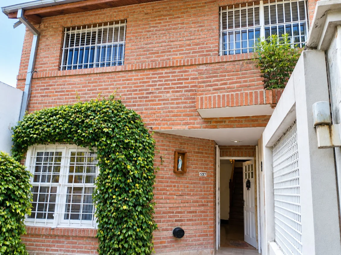 Casa tríplex de 6 ambientes en venta en Martínez, Santiago del Estero 2000