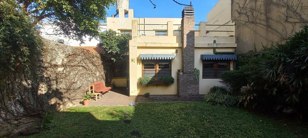 VENDE - Casa de 4 amb. en Villa del Parque -866x36