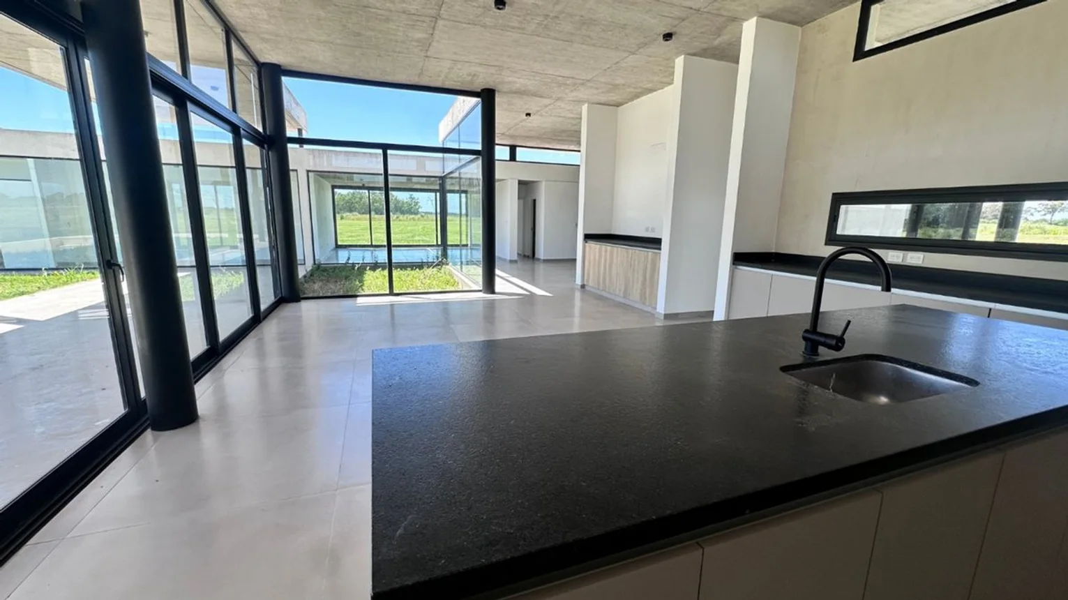 Casa de 5 ambientes en venta en Ezeiza, Av Pereda 0 0, foto 2