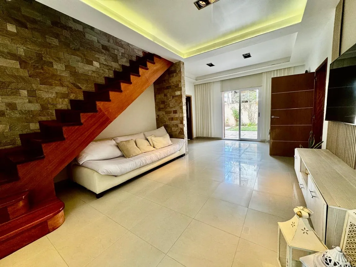 Casa de 6 ambientes en venta en Villa Sarmiento, Concejal Héctor Coucheiro 500
