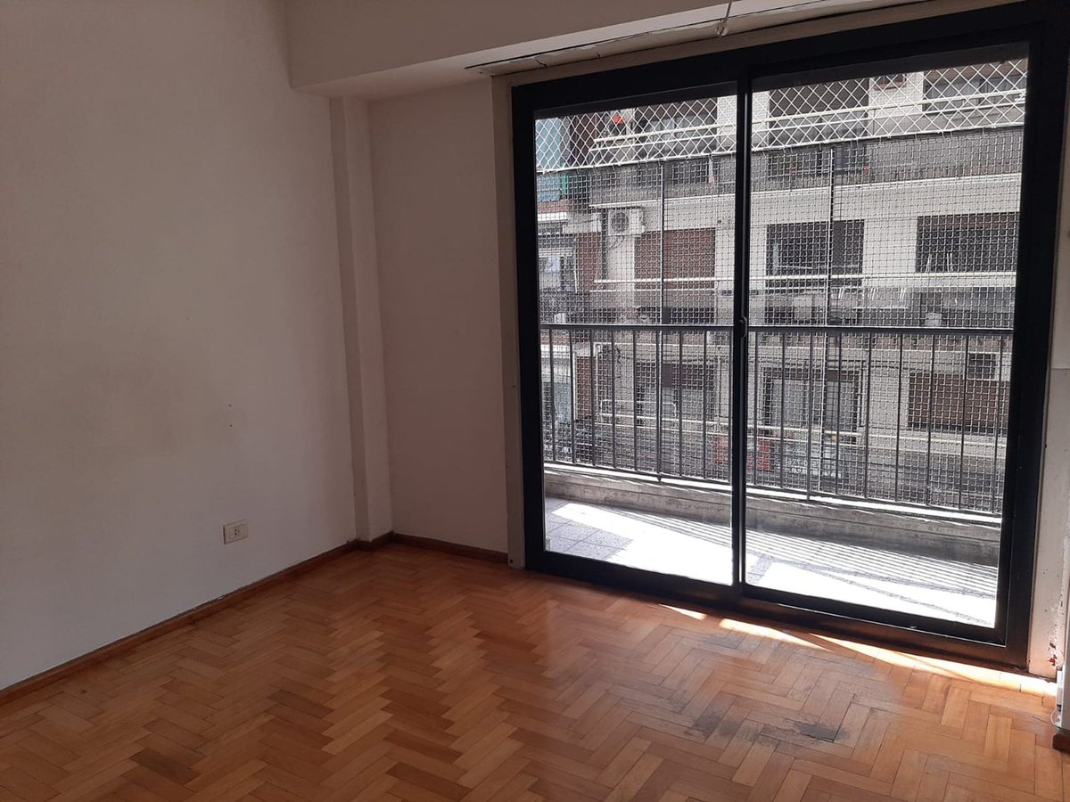Alquiler tres ambientes al frente con balcón