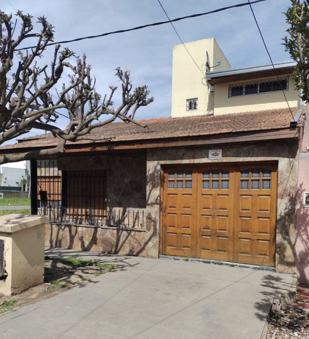 CASA EN VENTA LA PLATA 3 DORMITORIOS