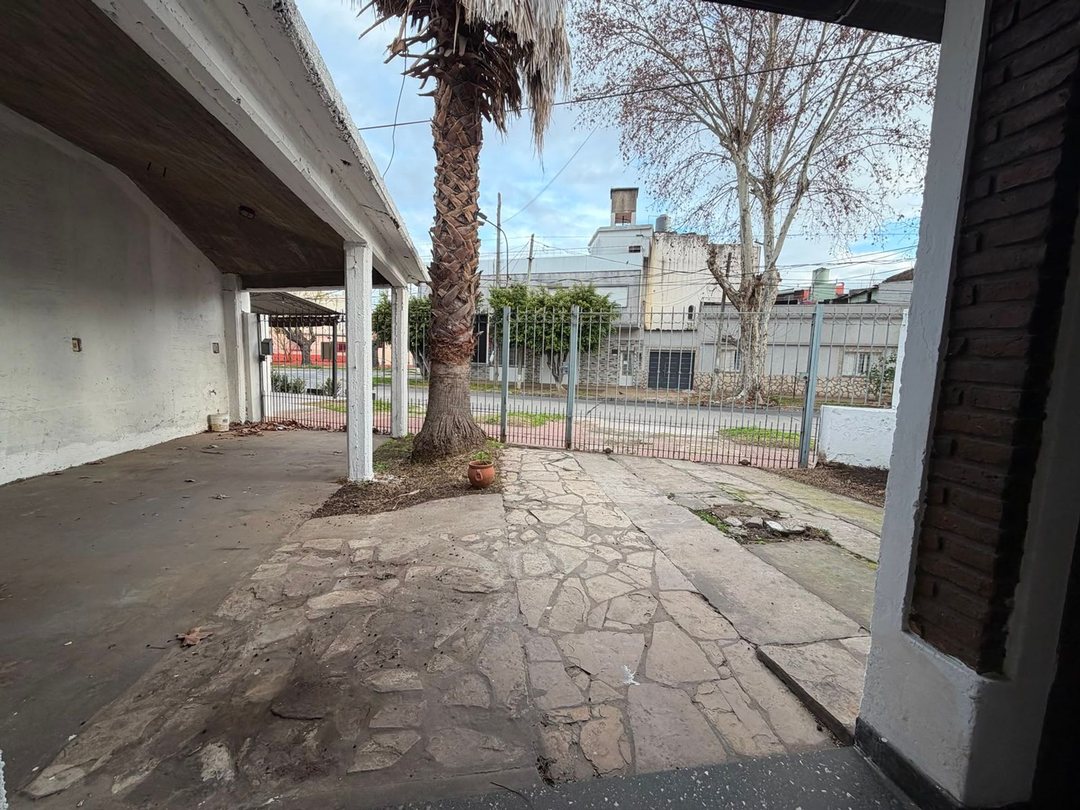 VENTA - CASA 4 AMB. GARAGE Y FONDO LIBRE
