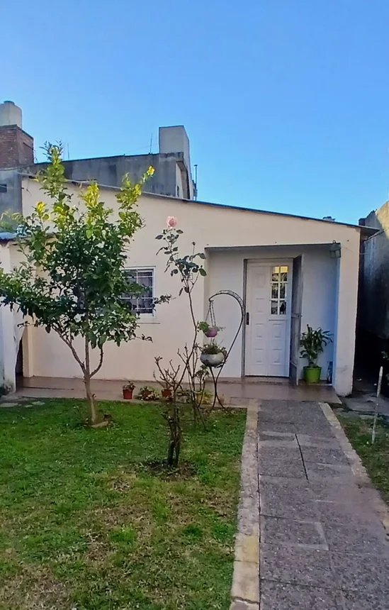 Casa de 3 ambientes en venta en Banfield, J. Darragueira 1500, foto 2