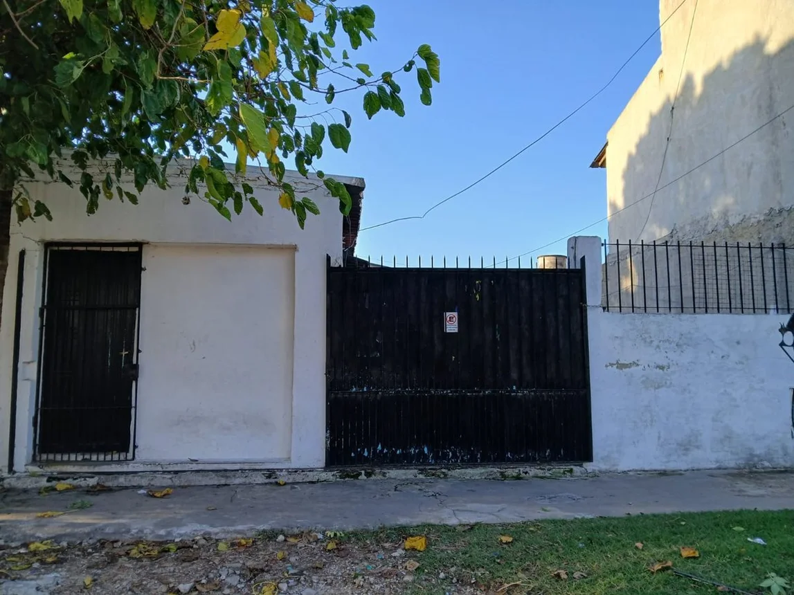 Casa de 3 ambientes en venta en Banfield, J. Darragueira 1500