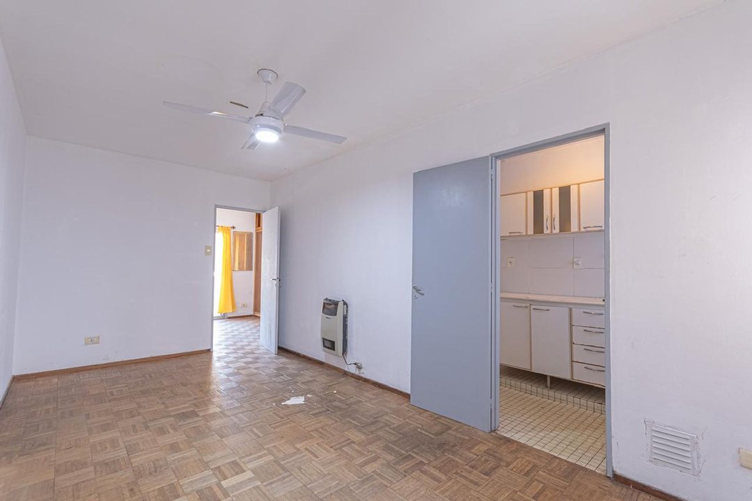 Venta dpto de un dormitorio pleno centro. Reciclar