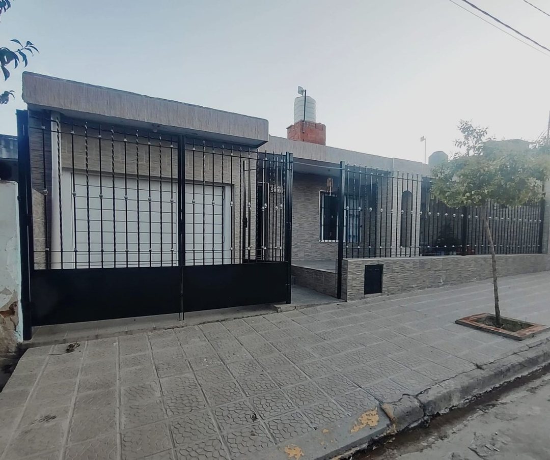 VENDO CASA 2 DORMIS EN BARRIO YAPEYU CON ESCRITURA