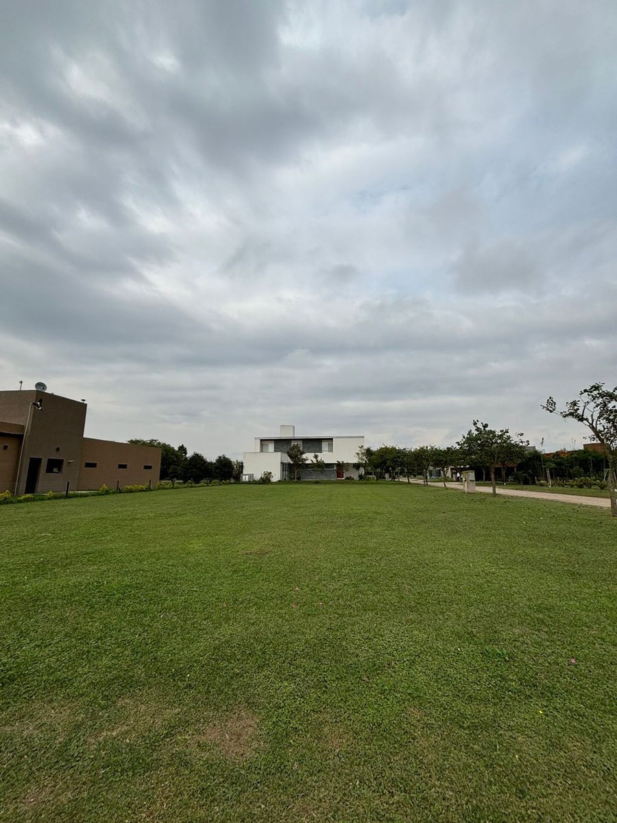 Terreno en country Altos De La Ribera sobre el bv