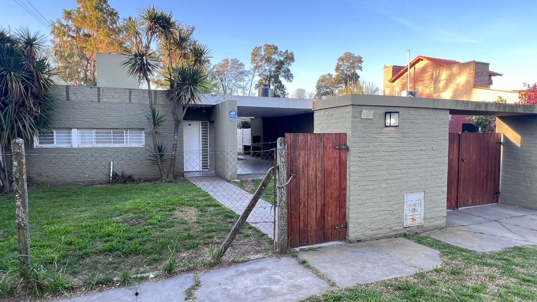 CASA EN ALQUILER DE 2 DORMIS CON PISCINA Y PARQUE