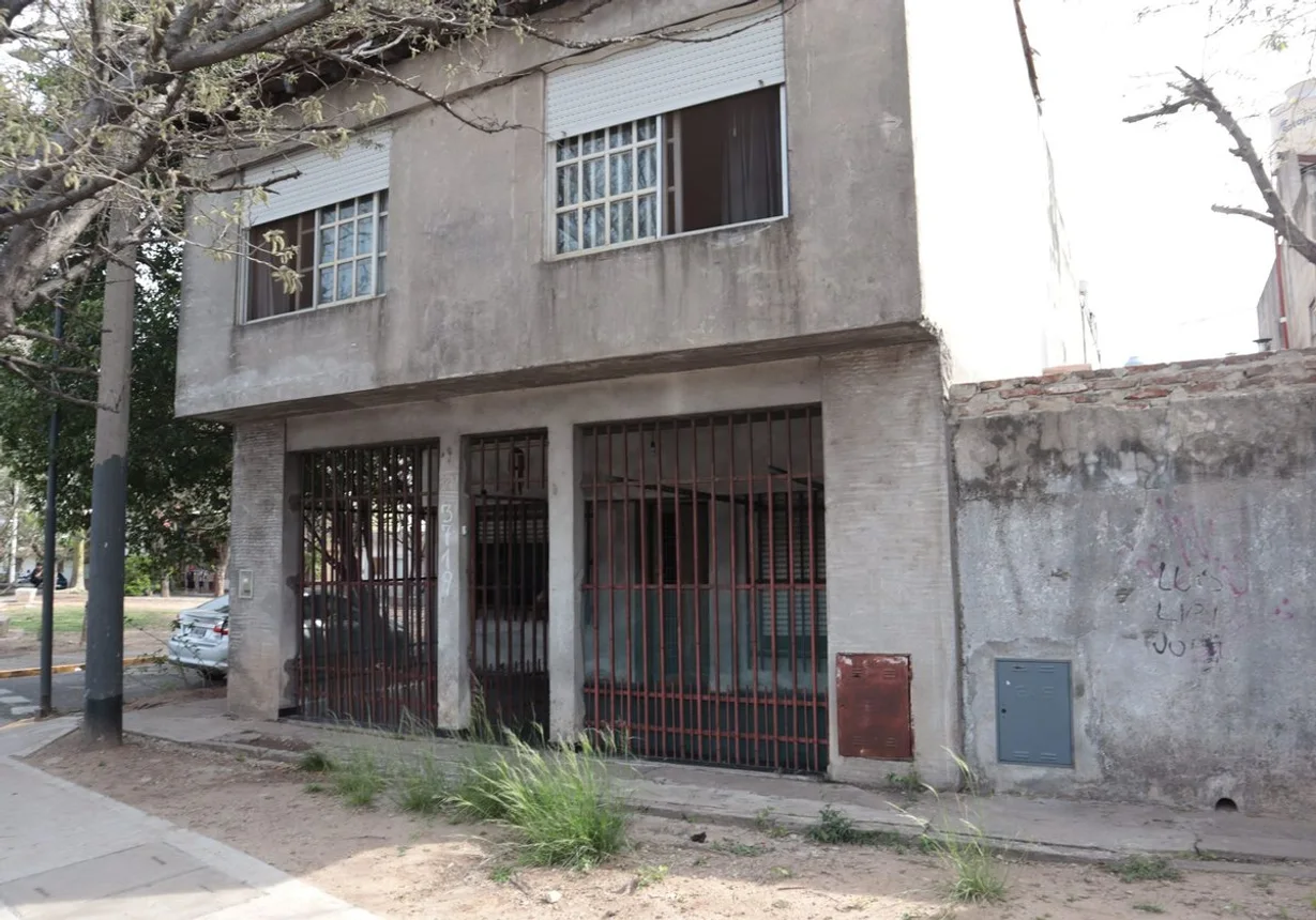 Casa dúplex de 7 ambientes en venta en Caseros, Lisandro de la Torre 3700, foto 2