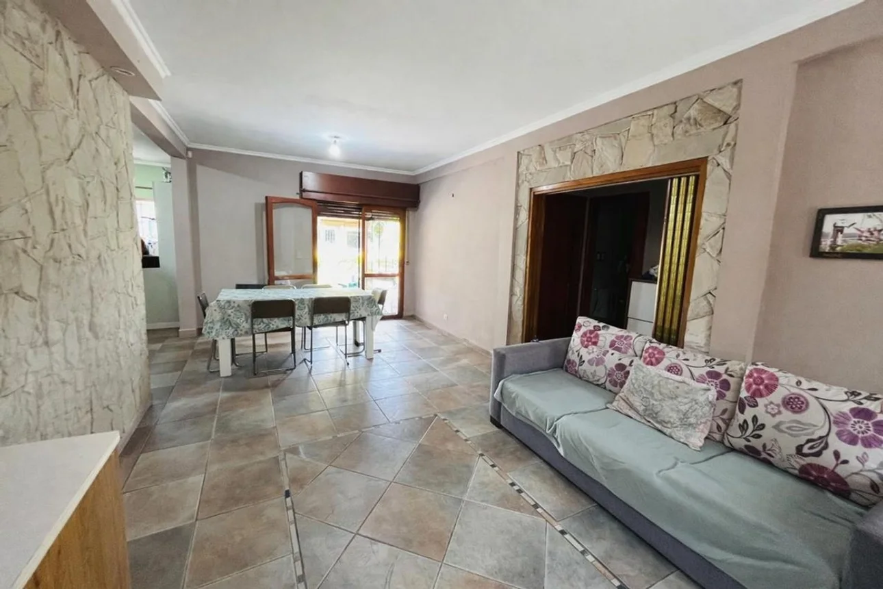 Casa de 4 ambientes en venta en Longchamps, Roberto Payró 2700