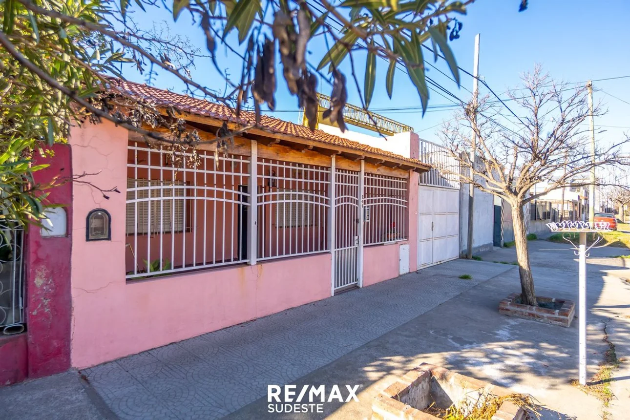 Casa de 4 ambientes en venta en Bahía Blanca, Catamarca 200, foto 2