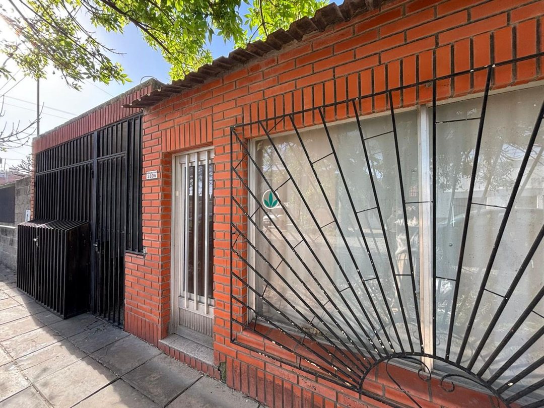 CASA DOS DORMITORIOS, COCHERA Y PILETA ZONA NORTE