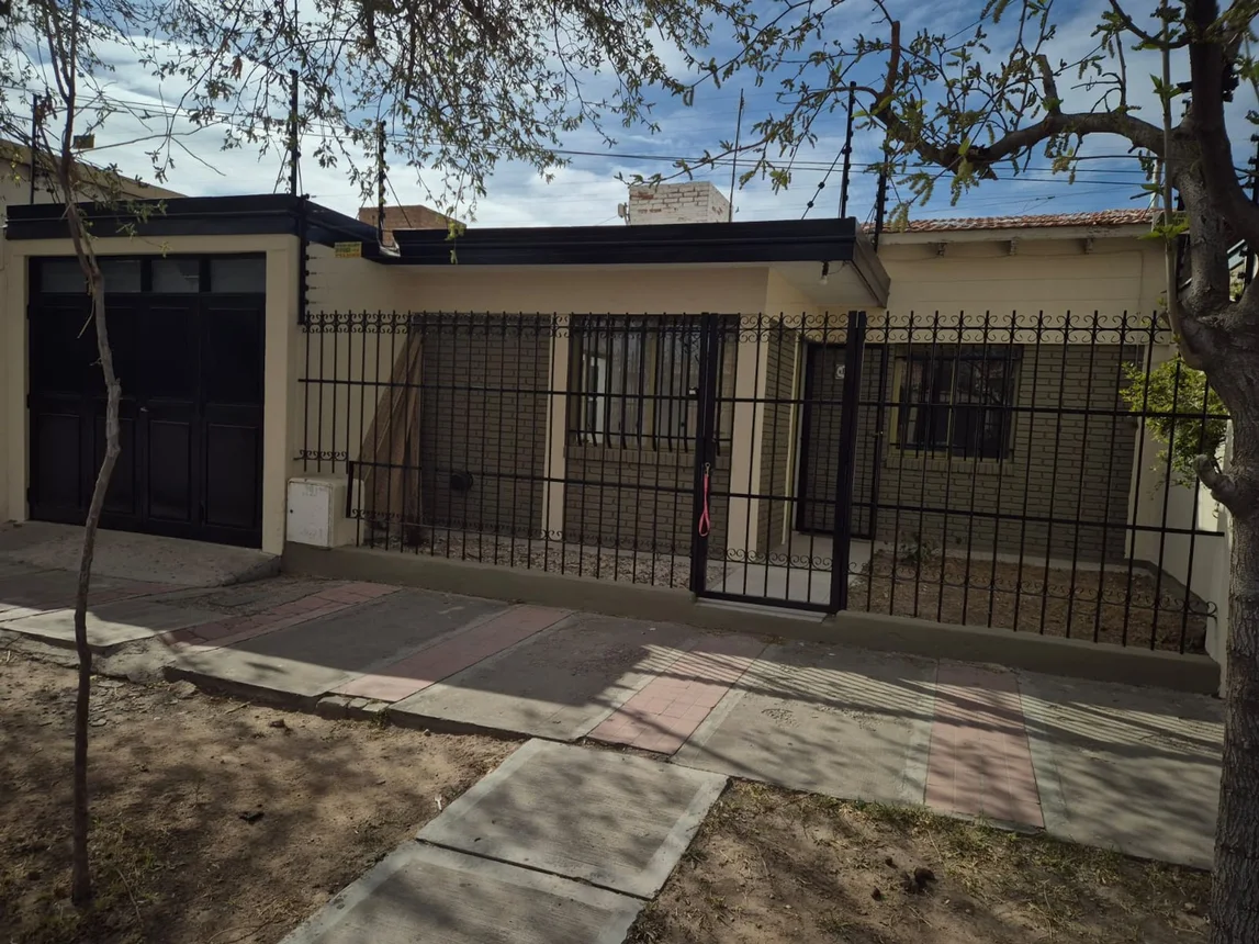 Casa de 5 ambientes en venta en Guaymallén, Pedro B. Palacios 400