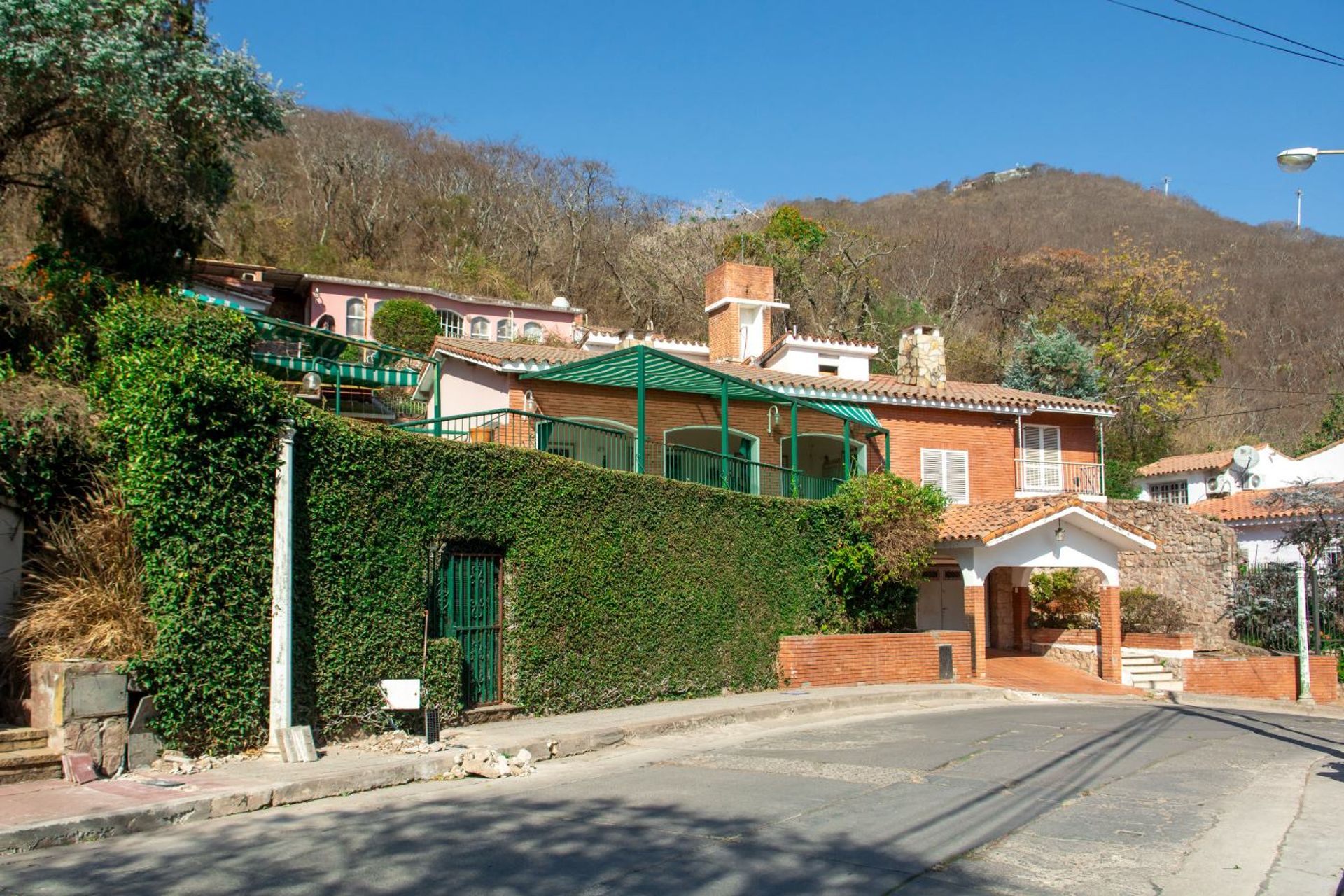 CASA 3 DORMITORIOS VENTA ZONA MONUMENTO CON PILETA - foto 2