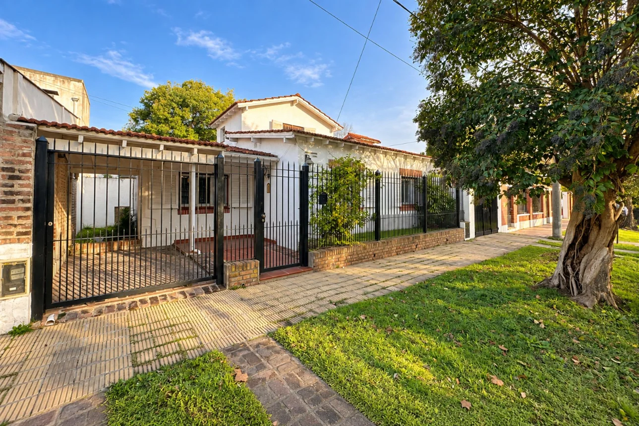 Casa en venta en Burzaco, España 800