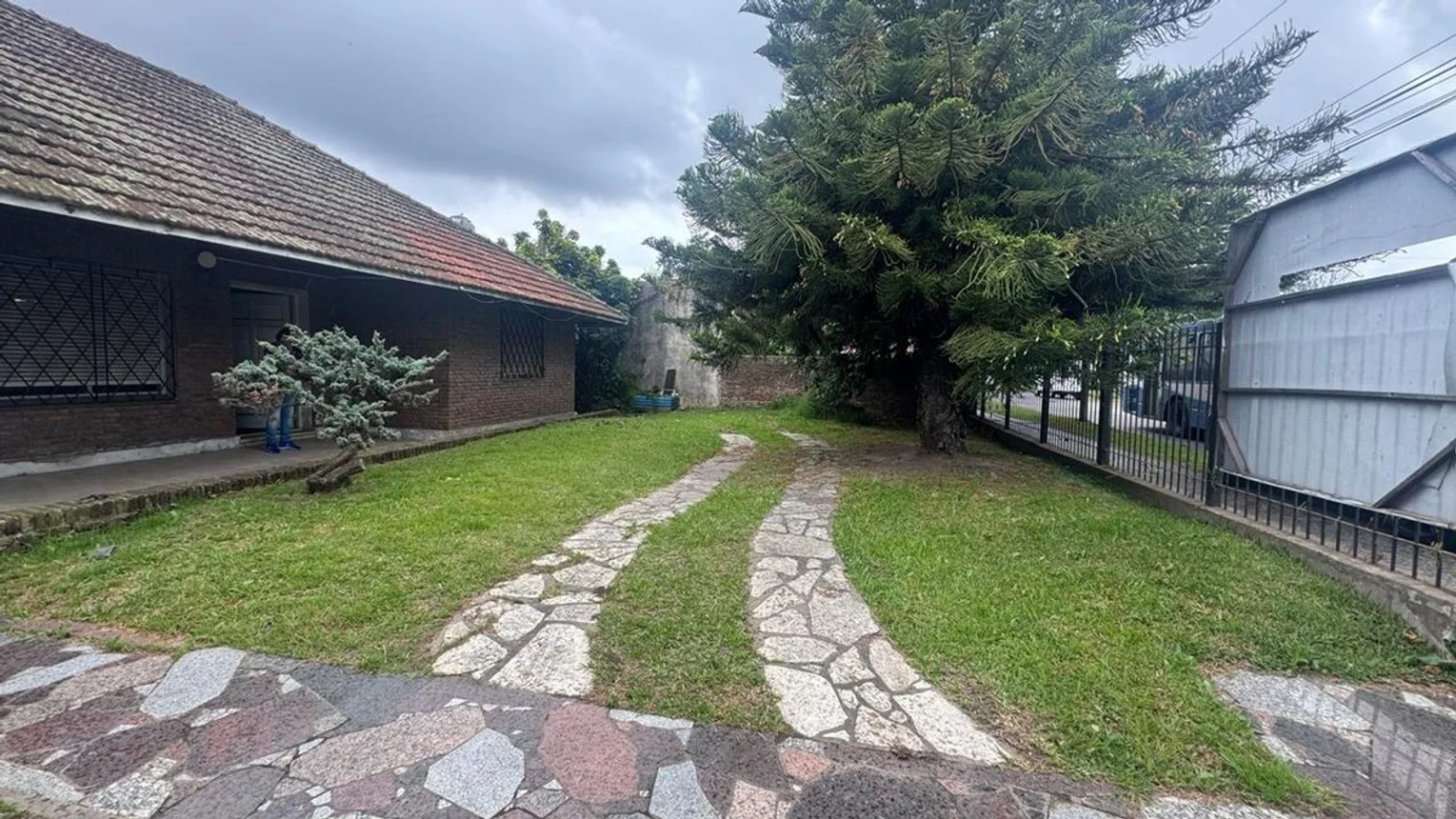Casa de 4 ambientes en venta en Florencio Varela, Hipolito Irigoyen 200